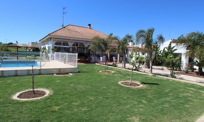 Riumar House | Family Haven Near the Sea: Private Pool, Pet-Friendly, Wi-Fi, Optional A/C