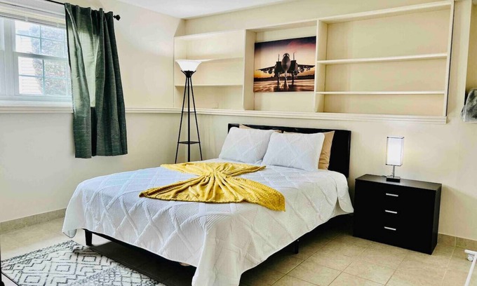 Streamwood House | Family Haven-Prime location ideal for long stays