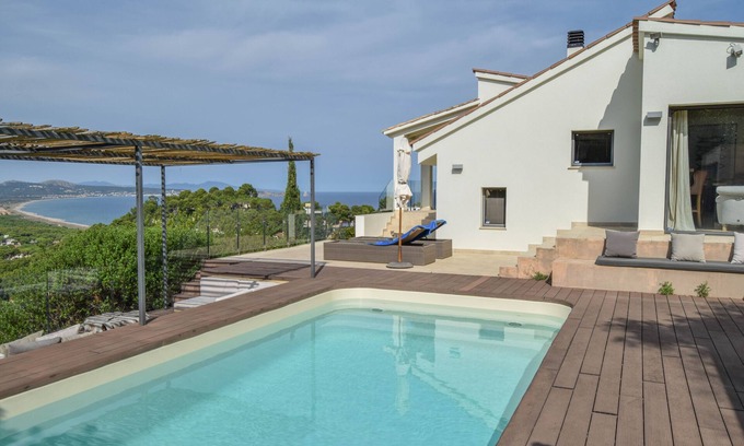 Begur Villa | Family holidays in a bright and airy villa with extensive sea views and pool.
