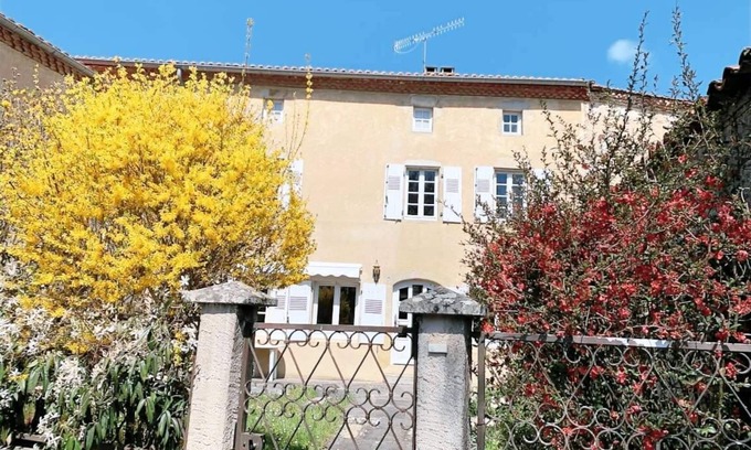 Yronde-et-Buron House | Family home close to forests, pastures and further afield to volcanoes and lakes