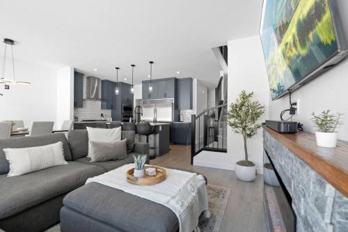 West Edmonton House | Family Home Retreat - 9 mins to WEM - Vintage Arcade-Ping Pong -Air Conditioning