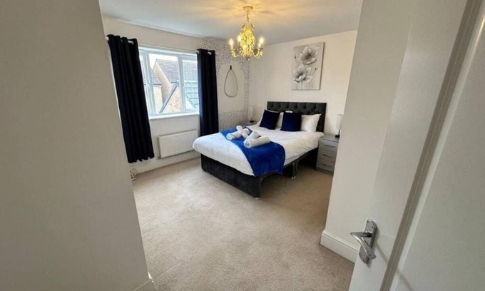 Peterborough House | Family Home w/Hot Tub & Garden