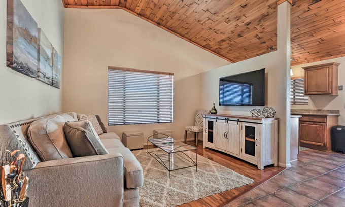 Coyote Corridor House | Family Home - Walk to Golf Course & Park