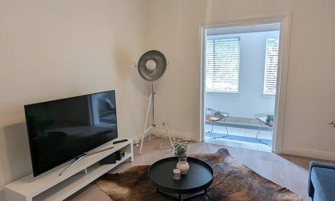 Belmore House | Family house near train station WIFiNetflix