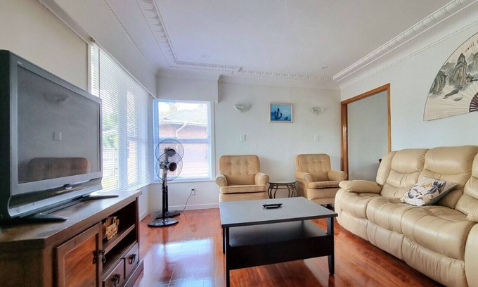Hillsborough House | Family Gem in Hillsborough with Free Parking