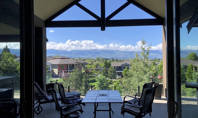 Central Okanagan House | FAMILY OASIS IN THE ❤️ OF KELOWNA WITH 6 BED/3 BATH + GARDEN VIEW DECK + HOT TUB