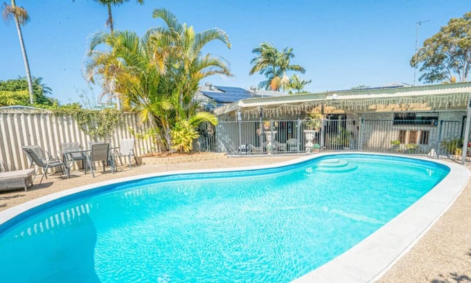 Labrador House | Family Oasis: Pool, BBQ, Central Gold Coast Fun!