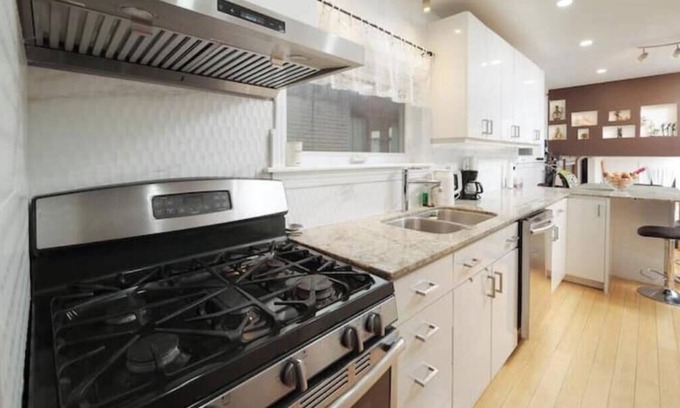 Mississauga House | Family Oasis with an Enchanting Backyard