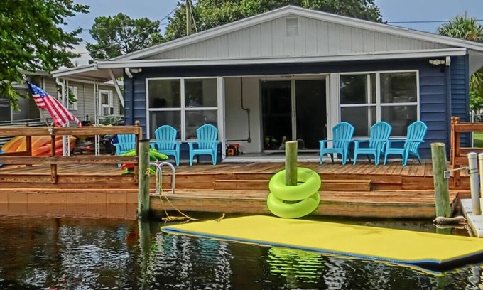 Weeki Wachee Gardens House | Family & Pet-Friendly River Escape w/Kayaks, Manatees & Outdoor Fun!