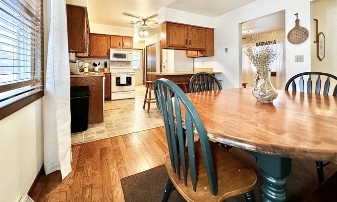 Krakow Cottage | Family/Pet Friendly Berry Lake Getaway in Gillett