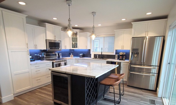 North Glenmore House | Family Pool Home Enjoy Lake, Golf & Vineyards Near Airport and UBCO