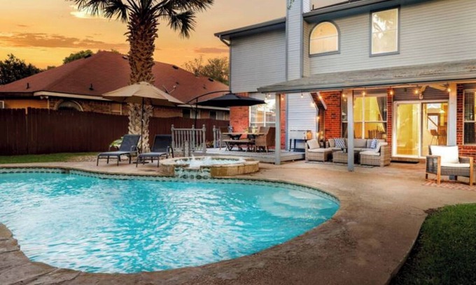 North San Antonio - SAT House | Family Retreat w/Heated Pool + Slide + Hot Tub!