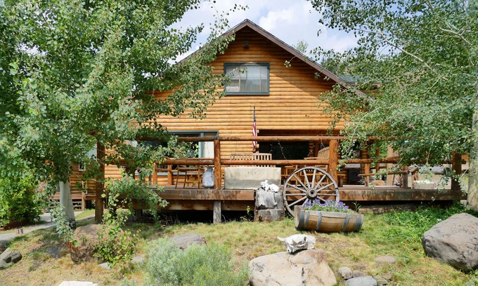 Wapiti House | Family reunion/retreats just outside Yellowstone National Park. Gorgeous views