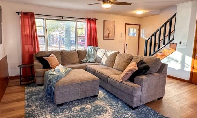 Broken Arrow House | Family Size Home, 5 Mins from Rose District, King Bed & Fire Pit, 2,100 sq ft!