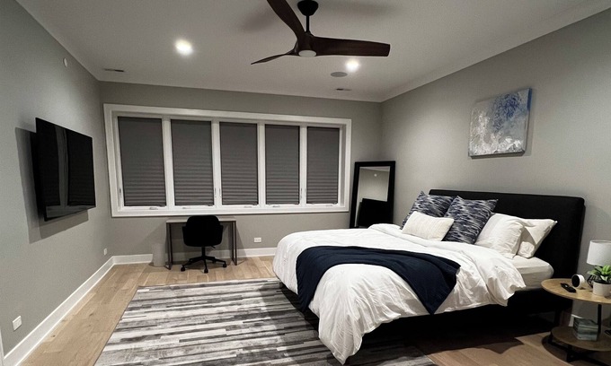 Bronzeville House | Family-sized 4 bedroom Oasis, 5 minutes from McCormick place and White Sox park