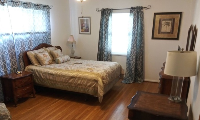 Downey House | Family sized house in nice neighborhood centrally located to Los Angeles Sites
