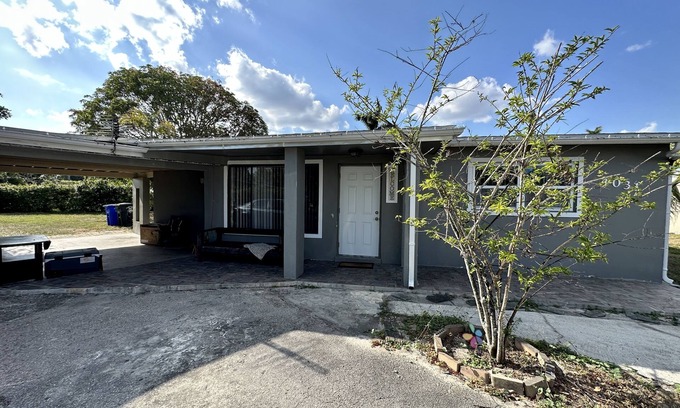Fort Myers House | Family-sized house with only 5 minutes away from downtown!