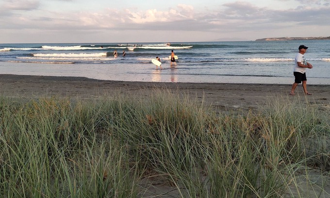 Red Beach House | Family-sized or Romantic getaway - 5 min walk to estuary walkway, main beach!