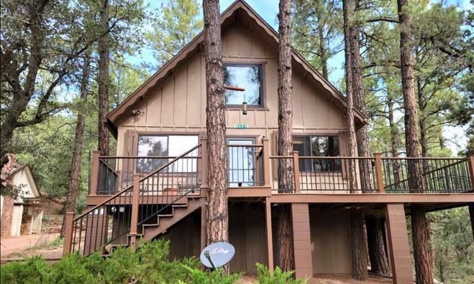 Strawberry Cabin | Family-sized, quaint cabin on the edge of the US Forest