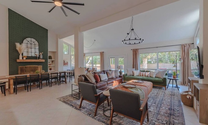 Vance Jackson House | Family time! Pool & Gameroom