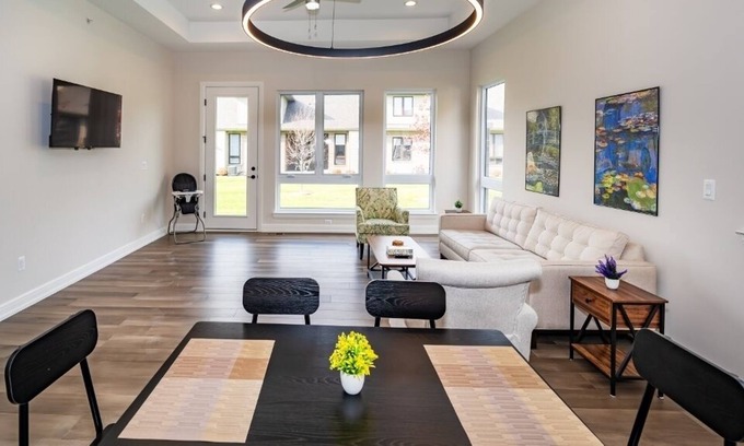 West Bloomfield Condo | Family-sized luxury home in the heart of West Bloomfield