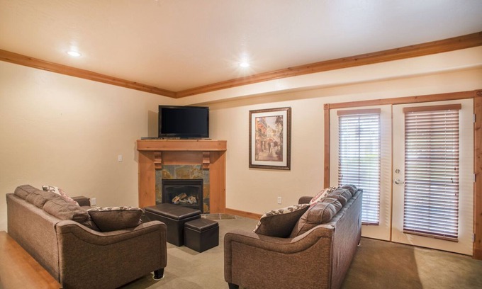 Midway Villa | Family Vacation~Heated In/Out Pool, Tubing & Ice Skating Villa 1058