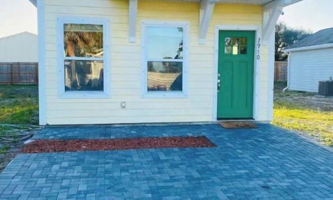 Thomas Drive House | FAMILY VACATION HOME.MINUTES TO BEACH AND FUN !