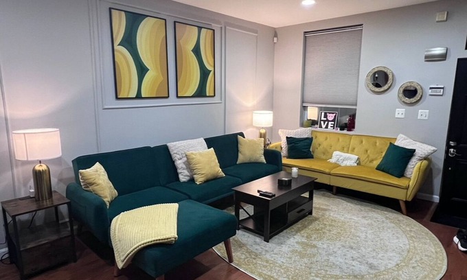 Downtown Baltimore House | "Fan Favorite"- Historic townhouse blocks from Ravens & Orioles Stadiums & UMMC