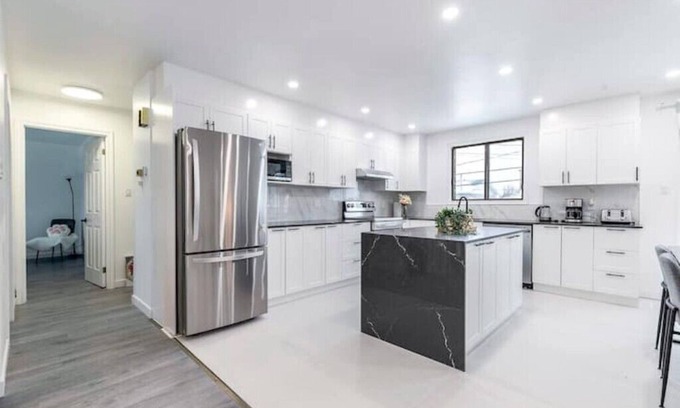 Brossard House | Fancy 3BDR single house close to DT(F1,Olympic) with private driveway
