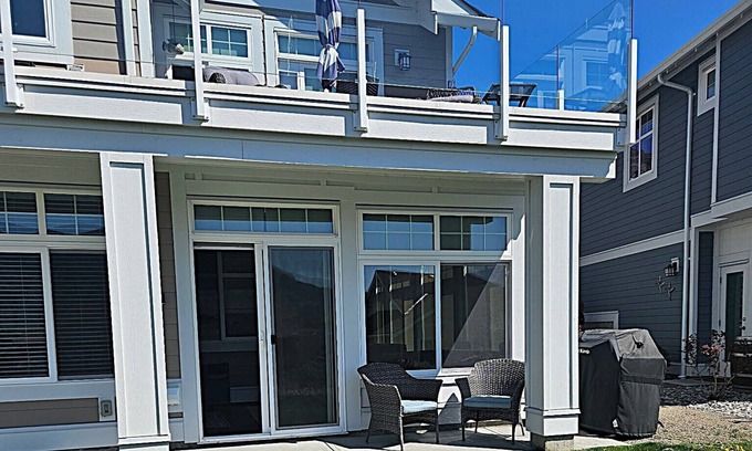 Okanagan-Similkameen Apartment | Fantastic 2 bedroom suite with sunroom