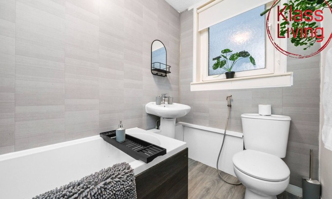 Coatbridge Apartment | Fantastic 3 bedroom Apartment with private driveway