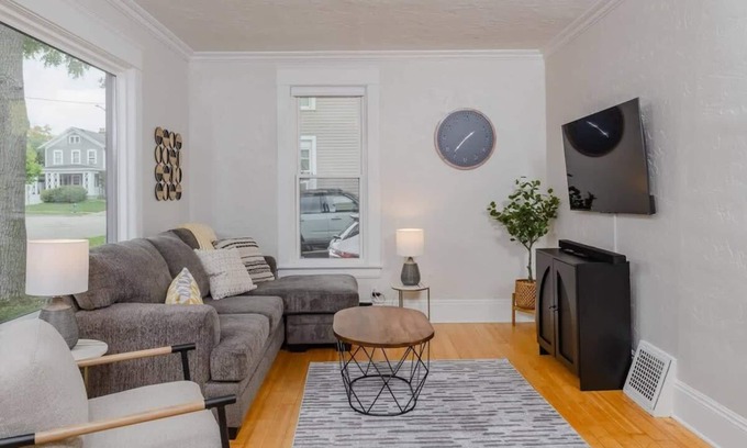 Appleton House | Fantastic 5 bedroom on Franklin!