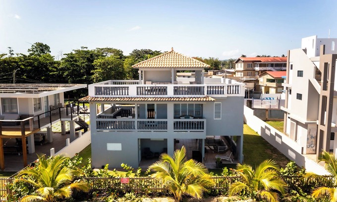 Espinar House | Fantastic beach house on a secluded beach