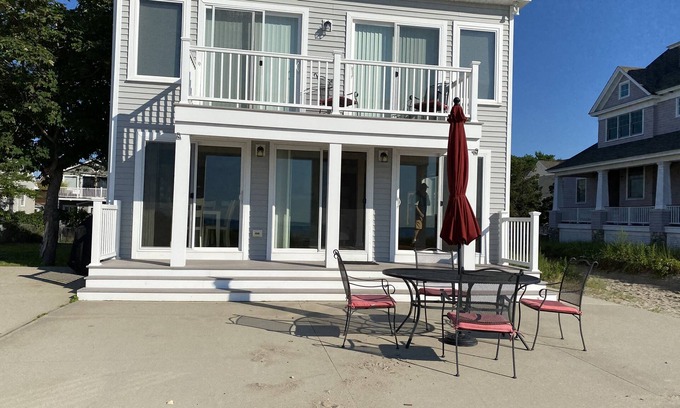 Devon House | FANTASTIC BEACHFRONT HOUSE- BEAUTIFUL VIEW AND BEACH, COME ENJOY !