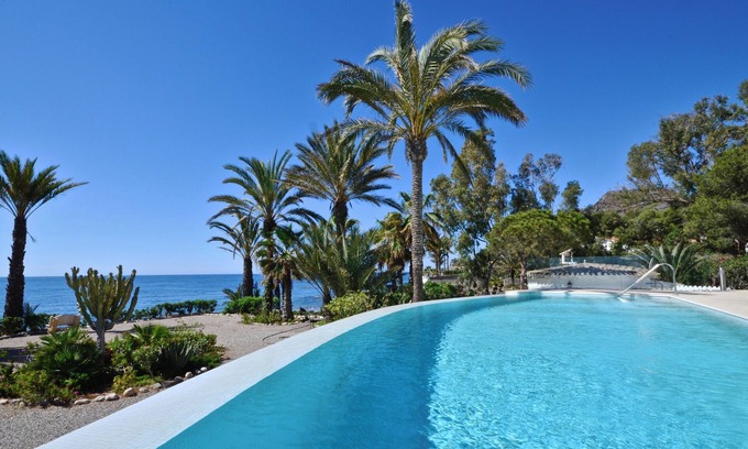 Cala Panizo House | Fantastic finca right by the sea with infinity pool