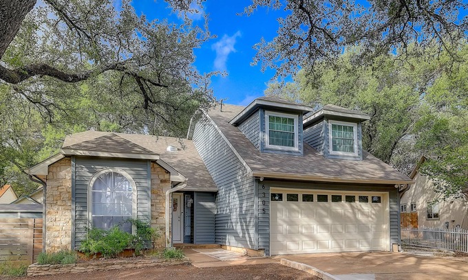 Milwood House | Fantastic getaway near downtown with free WiFi, backyard, Central AC & W/D