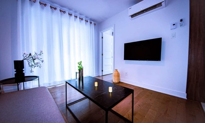 Cote-Des-Neiges—Notre-Dame-De-Grace House | ★Fantastic*Private terrace* Queen Bed* 24/7Gym★