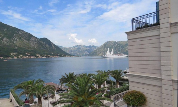 Dobrota Apartment | Fantastic Seaside Apartment in Dobrota for 7 people with fantastic view