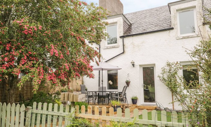 Foyers Cottage | FAODAIL GLENLIA, pet friendly, with open fire in Foyers