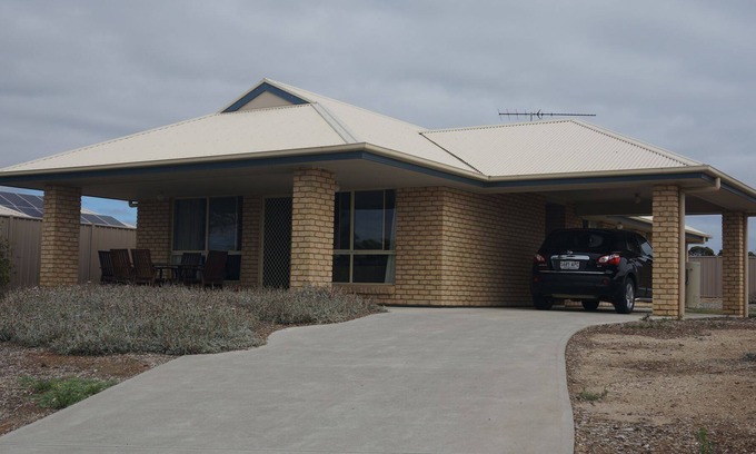 Kingscote House | Far Away Escape - Kingscote