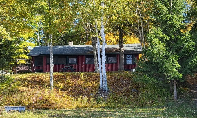 Gould City Cabin | Far Cast Lodge aka the Whitetail-lakefront, privacy & old-time charm - Curtis MI