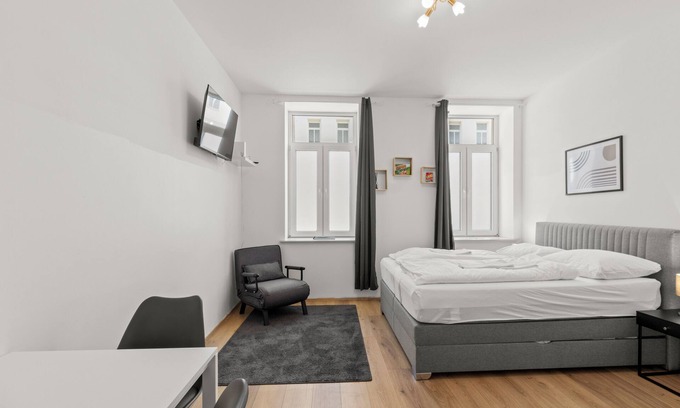Rudolfsheim-Funfhaus Condo | Faraway Studios 43