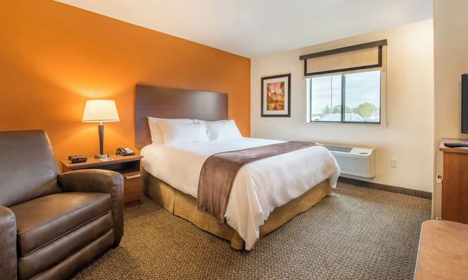 Fargo Hotel | Fargo Adventure: Cooking-Friendly Studio by Red River Zoo