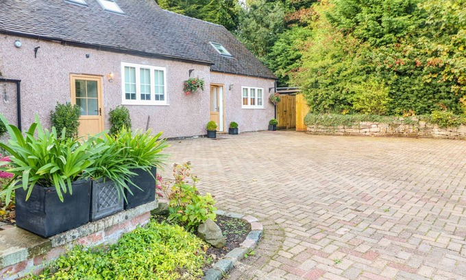 Farley Cottage | FARLEY COTTAGE I, romantic, with a garden in Farley Near Alton Towers