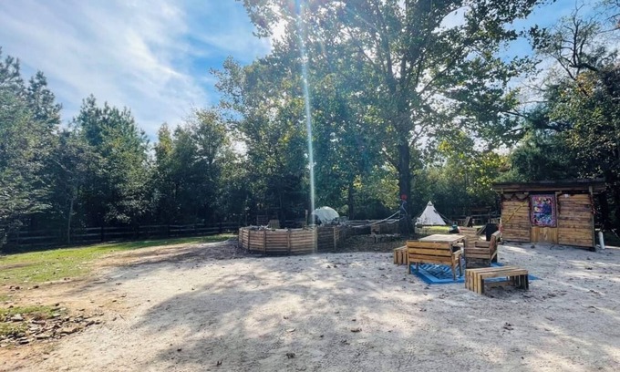 Tallahassee RV Rental | Farm Buckbeak2 Tent/ScreenRoom