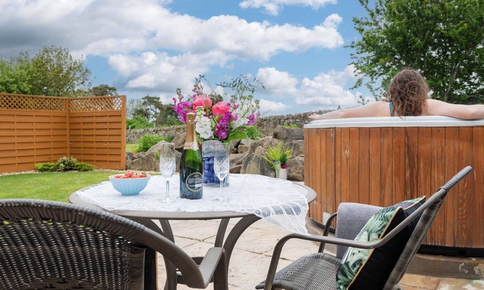 St. Andrews Cottage | Farm Cottage Retreat, with a 6-person hot tub. 5 minutes outside St.Andrews.