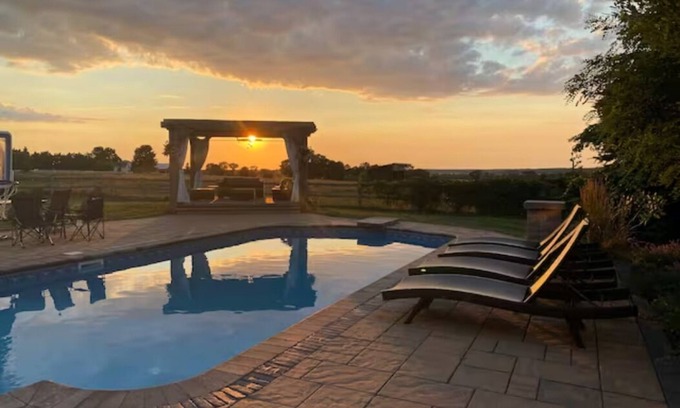 Minesing House | Farm House Resort Pool and Hot Tub