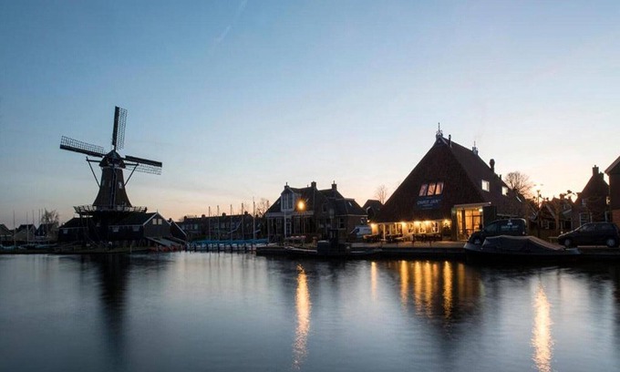Woudsend House | Farmhouse by Frisian Lakes with Private Mooring