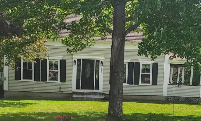 Raymond House | Farmhouse Chic in the ❤ of the Sebago Lakes Region