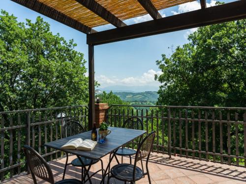 Monteluiano House | Farmhouse in hilly area in Gubbio with pool